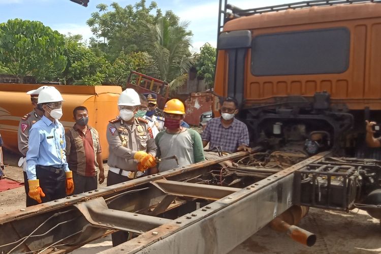 Dirlantas Polda Sumbar Kombes Pol Hilman Wijaya memotong truk ODOL, Senin (14/2/2022)