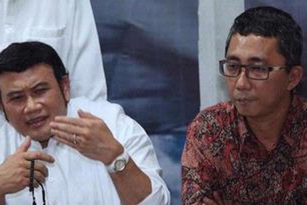 Rhoma Irama bersama ketua Panwaslu DKI Jakarta, Ramdansyah saat memberikan keterangan  kepada wartawan di Kantor Panwaslu DKI Jakarta di Jalan Suryopranoto, Jakarta Pusat, Senin (6/8/2012). 