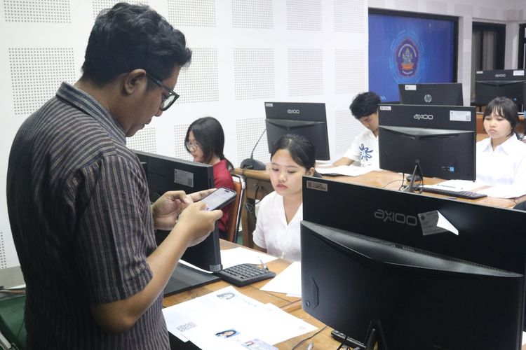 Pemeriksaan pengenalan wajah berbasis kecerdasan artifisial (AI) dalam pelaksanaan UTBK SNBT 2026 di Undiksha, Bali, Rabu (24/4/2026).