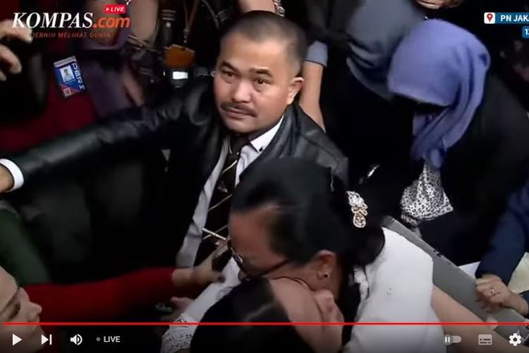 Rosti Simanjuntak, ibunda Brigadir Yosua Hutabarat, menangis tersedu saat hakim memutuskan vonis hukuman mati terhadap Ferdy Sambo dalam sidang di PN Jakarta Selatan, Senin (13/2/2022)