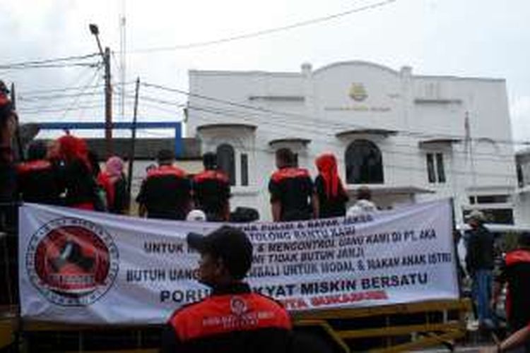 Satu unit mobil komando aksi unjukrasa sejumlah pedagang Pasar Pelita bersama FRMB di depan Kejari Sukabumi, Jawa Barat, Senin (23/5/2016). 