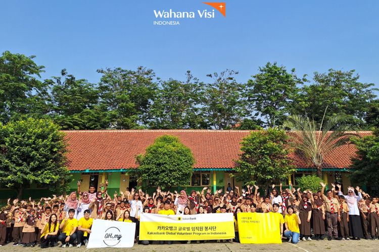 Para volunteer KakaoBank bersama guru-guru dan siswa-siswi SDN Cipinang Muara 19 