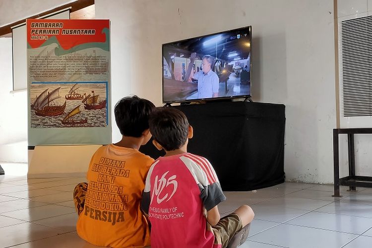 Pengunjung anak-anak tengah menonton informasi di televisi tentang pameran Perahu Tradisional Nusantara, Museum Bahari, Jakarta, Sabtu (30/11/2019). Pameran juga dinikmati oleh beragam usia, mulai dari anak-anak.