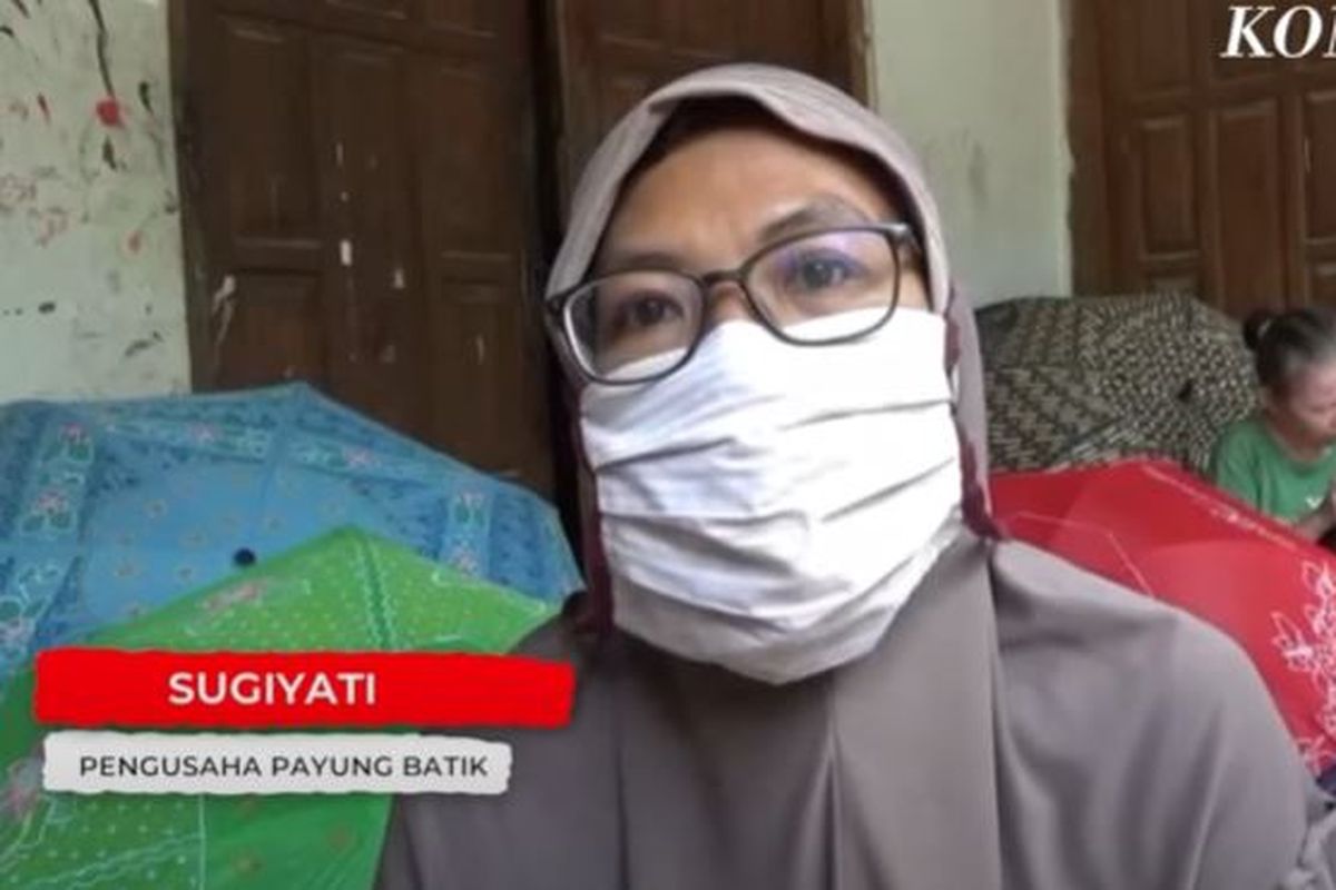 Sugiyati, perajin payung batik asal Klaten