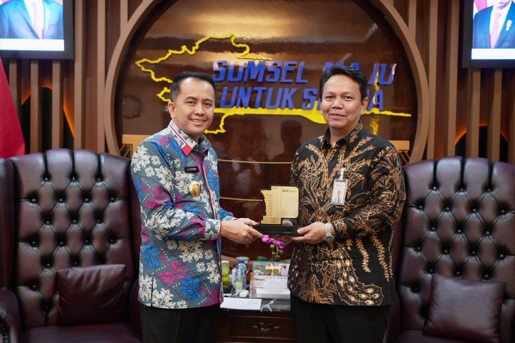 Penjabat (Pj) Gubernur Sumatera Selatan (Sumsel) Agus Fatoni melakukan kerjasama dengan Regional CEO III BSI Palembang Wachjono, Senin (26/2/2024). 