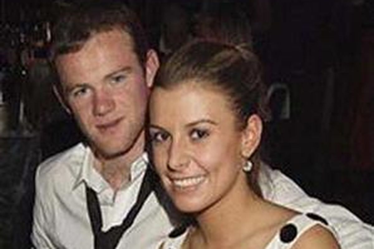 Wayne Rooney dan istrinya, Coleen McLoughlin saat makan malam di sebuah restaurant.
