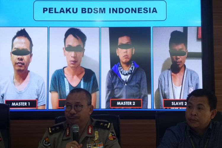 Mabes Polri merilis penyebaran konten asusila BDSM sesama jenis di kompleks Mabes Polri, Jakarta, Kamis (9/11/2017).