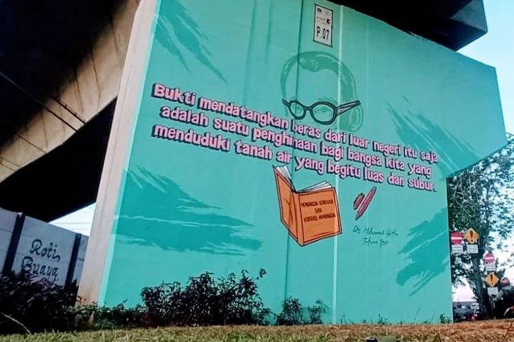 Mural tentang pernyataan Bung Hatta tentang Kedaulatan pangan dan Koperasi di Flyover Cipinang, Jakarta Timur.