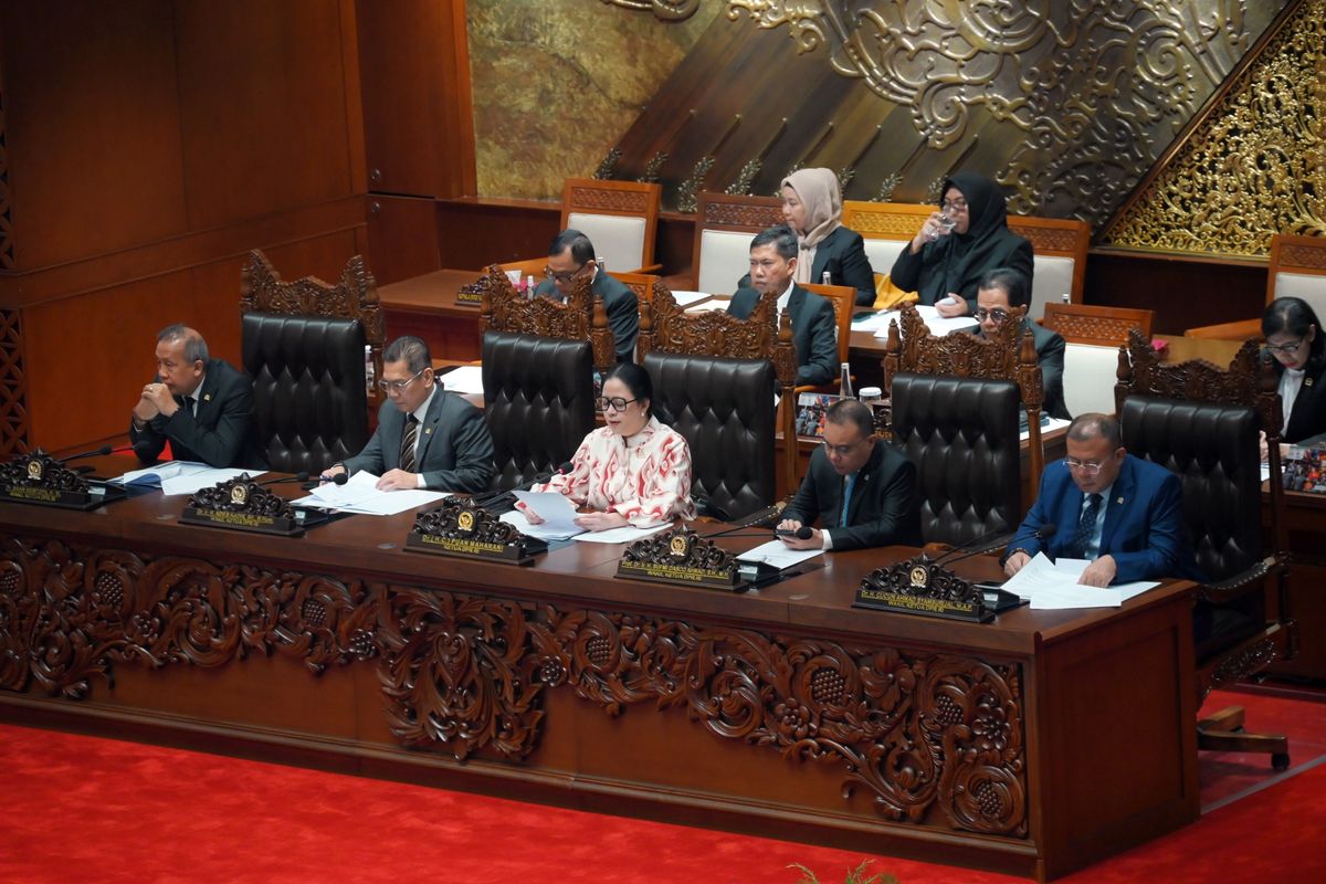 Ketua DPR RI Puan Maharani saat memimpin Rapat Paripurna DPR RI Ke-8 Masa Persidangan Il Tahun Sidang 2025-2026 di Gedung Nusantara II, Selasa (18/11/2025). 