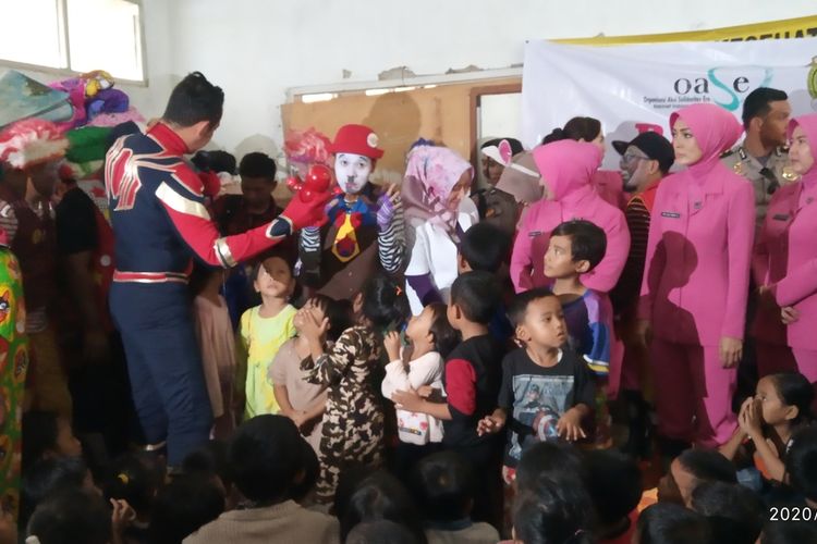 Para korban bencana di pengungsian menjalani trauma healing dari Polres Bogor di pengungsian sekolah SD Negeri Sukajaya 03, Kampung Sinar Harapan, Desa Harkat Jaya, Kecamatan Sukajaya, Kabupaten Bogor, Jawa Barat, Kamis (9/1/2020).