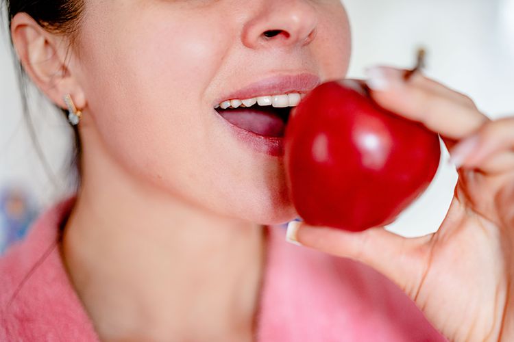 Ilustrasi makan apel, makanan sehat untuk paru-paru