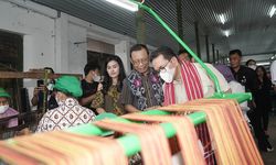 Kunjungi Pabrik Lurik di Klaten, Mendag Budi Ingin Pelaku Usaha Tingkatkan Daya Saing Ekspor