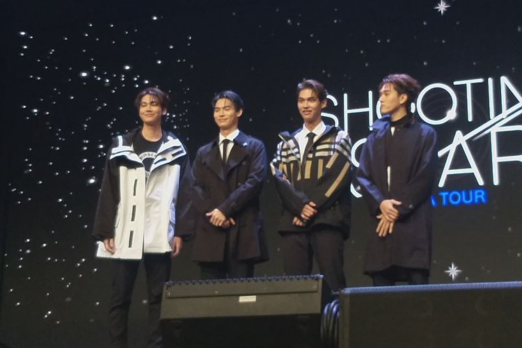 Pemeran F4 Thailand: Boys Over Flowers (ki-ka) Dew, Bright, Win, dan Nani saat konferensi pers sebelum fan meeting Shooting Star Asia Tour 2022 in Jakarta, pada Sabtu (15/10/2022) di The Kasablanka Hall, Jakarta Selatan.