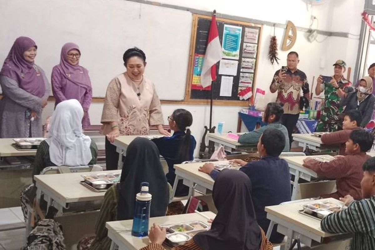 Ketua Komisi IV DPR RI Titiek Soeharto saat meninjau pelaksanaan MBG di SDN Pujokusuman 1 Kota Yogyakarta, Selasa (7/10/2025). 
