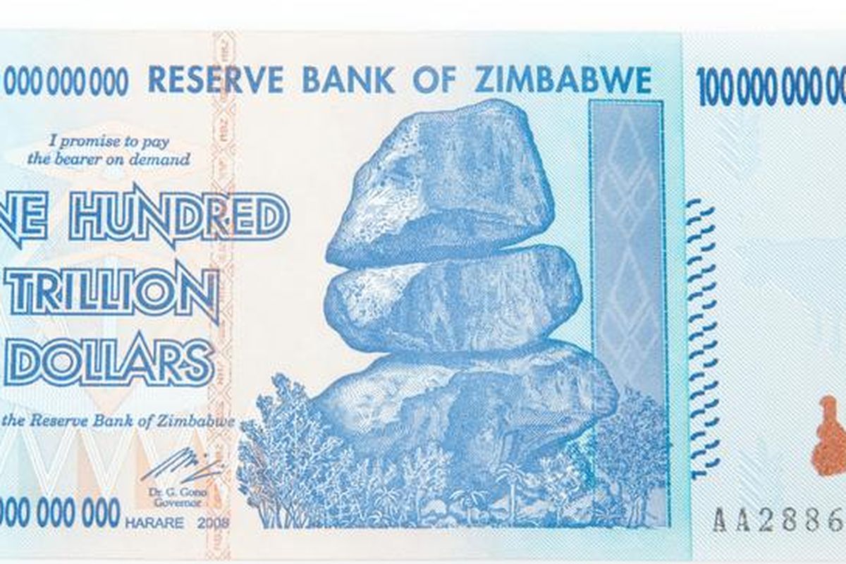 Uang senilai 100 Triliun Dollar Zimbabwe. 