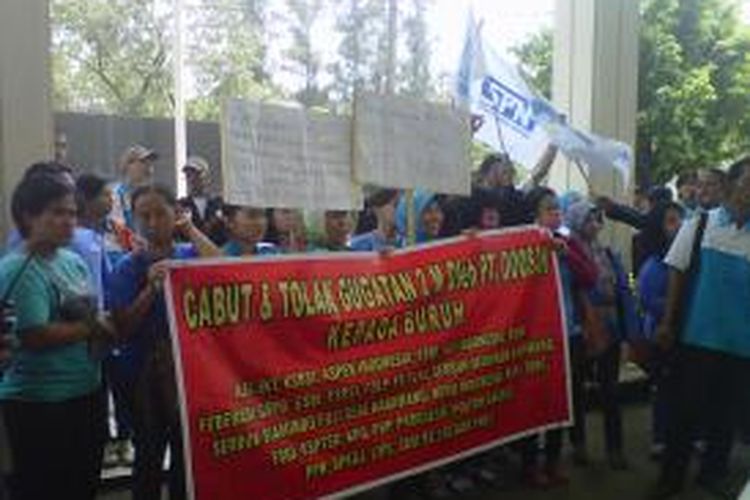 Para buruh melakukan unjuk rasa di depan Gedung Pengadilan Jakarta Utara. Dalam aksi tersebut para buruh mengecam PT Dossan Jaya yang memberikan tuntutan kepada dua orang buruh sebesar Rp 2 Milyar.