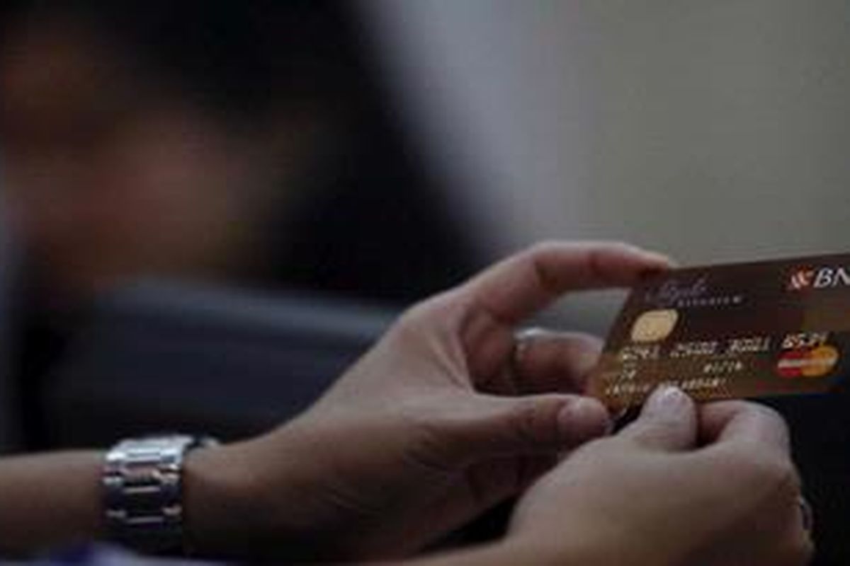 Nasabah menggunakan kartu kreditnya di kantor BNI Card Center di Jakarta, Selasa (24/4/2012). Jumlah kartu kredit yang diterbitkan 19 bank umum dan satu bank syariah di Indonesia per Februari 2012 mencapai 14,581 juta kartu dengan jumlah transaksi sebesar Rp 15,144 triliun atau meningkat dibandingkan dengan Februari 2011 yang sebanyak 13,803 juta kartu.   
