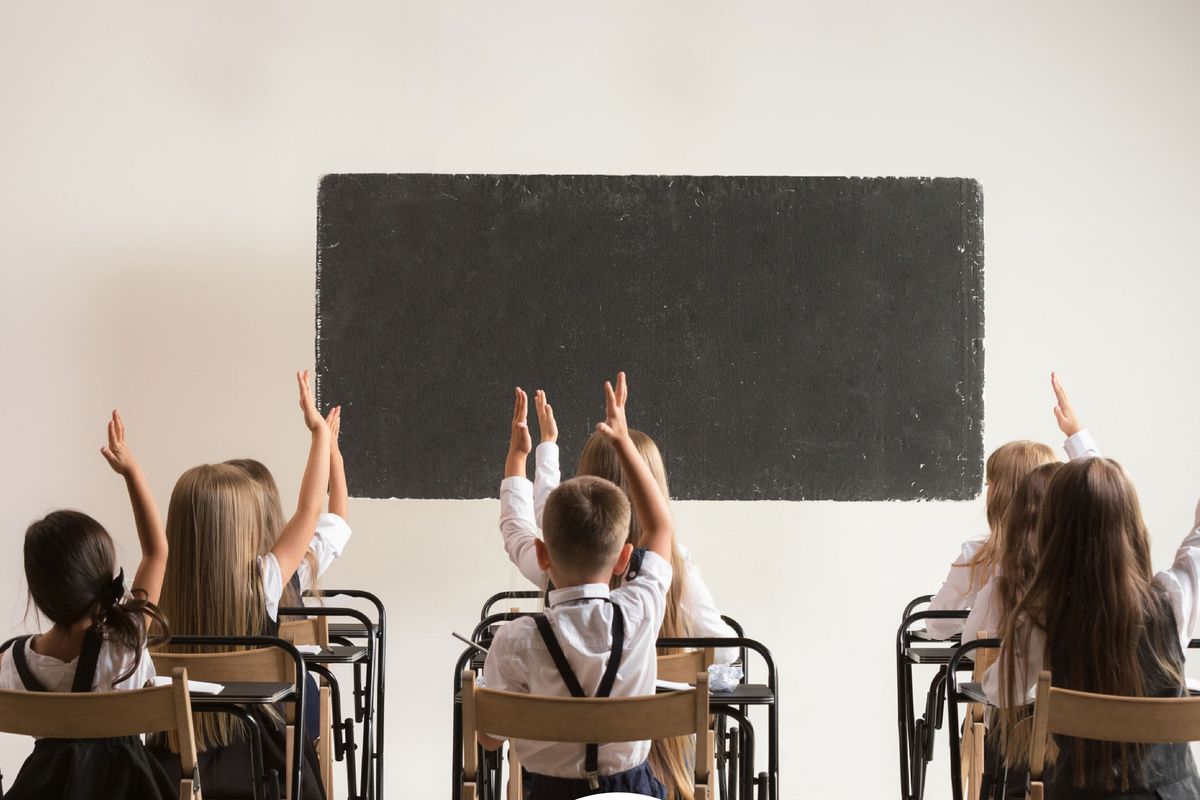 Ilustrasi sekolah. Kementerian Pendidikan Dasar dan Menengah (Kemendikdasmen) merilis lagu berjudul Hari Baru sebagai jingle resmi Masa Pengenalan Lingkungan Sekolah (MPLS) Ramah 2025.