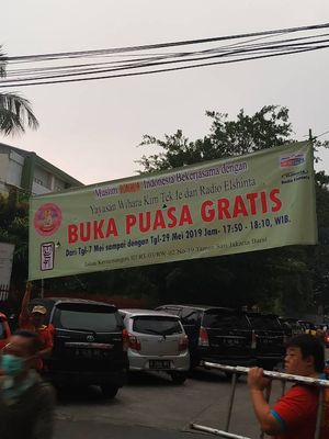 Pengumuman kegiatan Buka Puasa Gratis yang digelar di Wihara Dharma Bakti, Petak Sembilan, Glodok, Jakarta Barat menyambut bulan Ramadhan 2019.