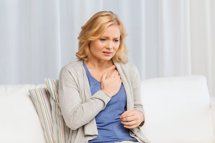 Nyeri dada merupakan salah satu gejala serangan jantung yang dialami wanita.