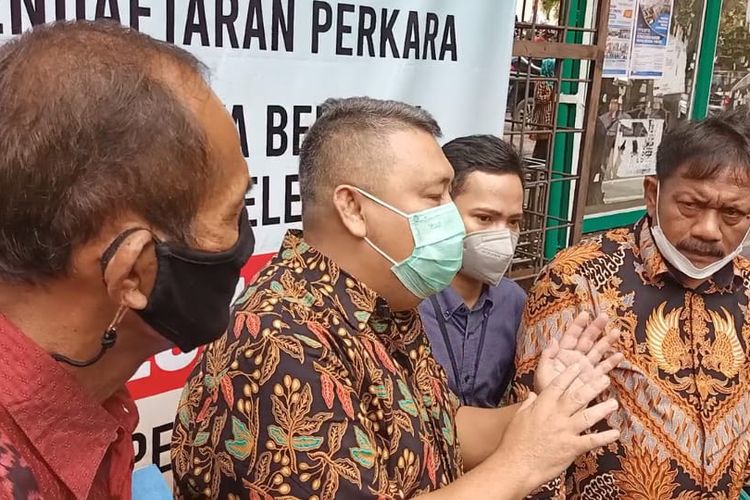 Paman Jonathan Frizzy, Jason (tengah) saat ditemui usai sidang cerai keponakannya dengan Dhena Devanka di Pengadilan Agama (PA) Jakarta Selatan, Kamis (20/1/2022).