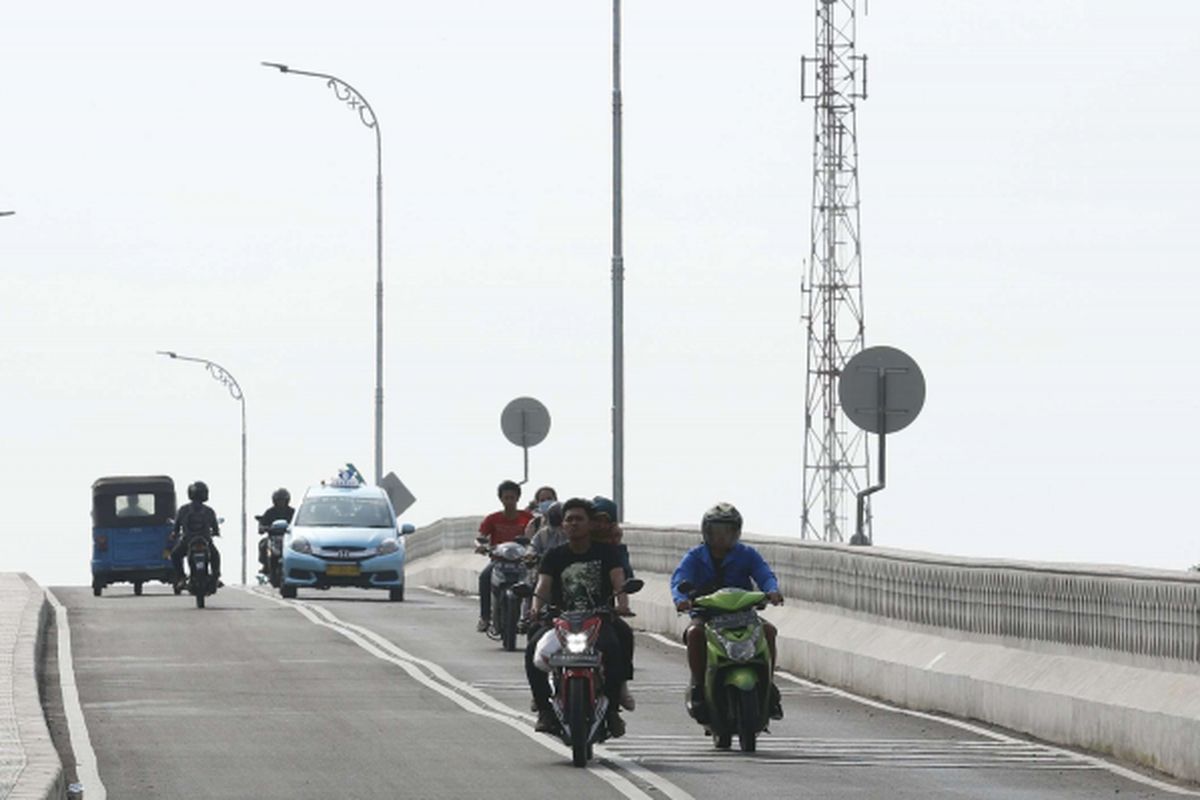 Sejumlah kendaraan melintas di Jalan Layang Bintaro, Jakarta Selatan, Rabu (14/03/2018). Pembangunan flyover sepanjang 430 meter ini dilakukan untuk mengakomodir kendaraan di jalur Pesanggrahan-Veteran dan akan diresmikan Gubernur DKI Jakarta Anies Baswedan pada Jumat mendatang.