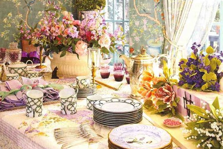 dekorasi di meja makan dengan bunga dan lilin