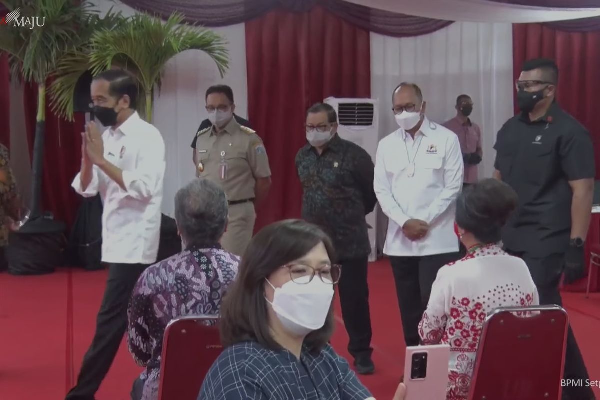 Gubernur DKI Jakarta Anies Baswedan mendampingi Presiden Joko Widodo meninjau vaksinasi di pusat perbelanjaan Thamrin City, di Kebon Melati, Tanah Abang, Jakarta Pusat, Senin (3/5/2021). 
