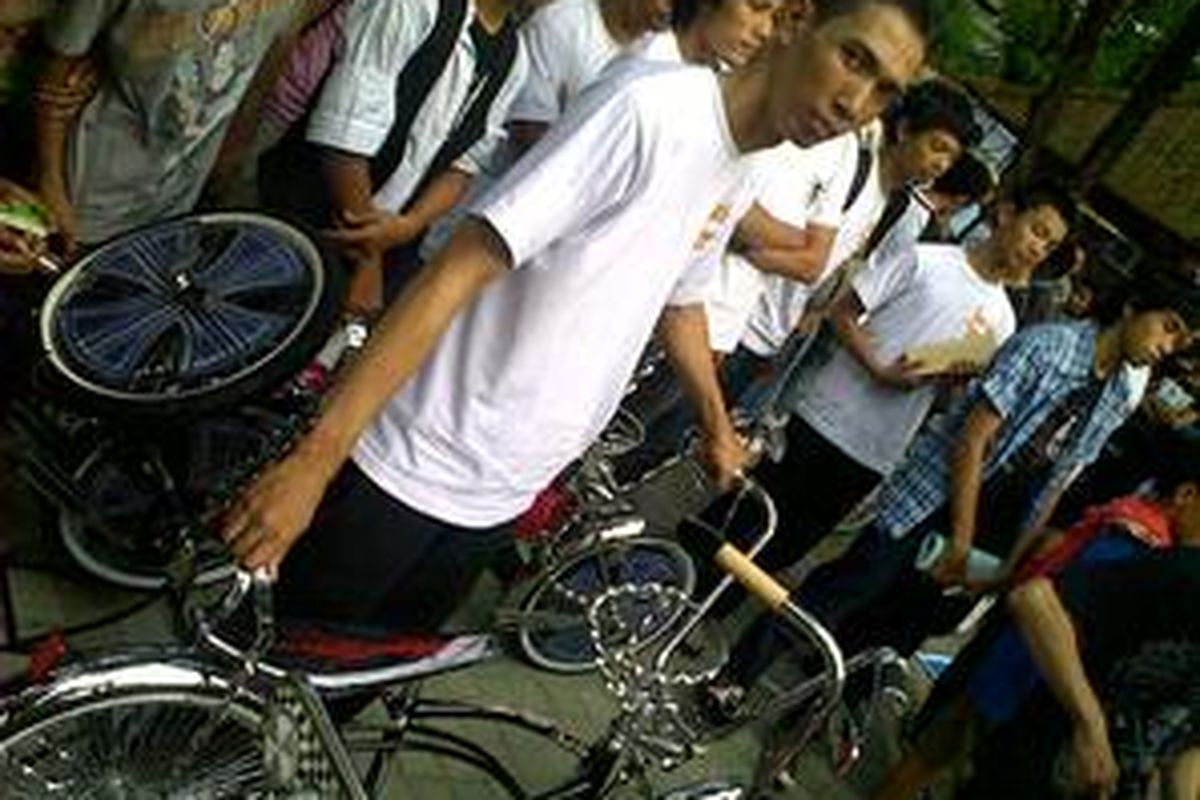 Aldri Christian (29), salah satu pemenang festival lowrider di Urban Fest bersama lowrider-nya, Minggu (25/10). Ia tergabung dalam South Side Club Lowrider Bekasi Selatan.