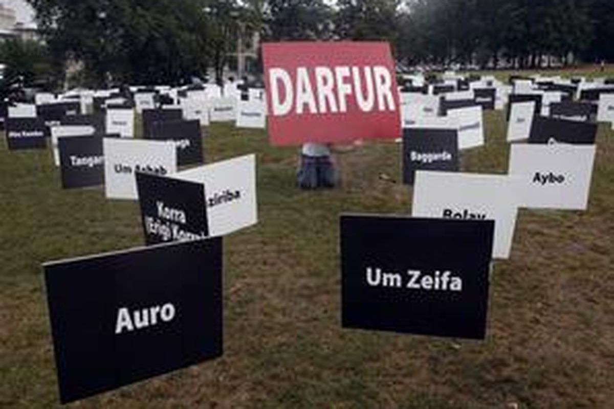 Seorang aktivis asal Pittsburg, AS, Daniel Giovannelli, memajang nama-nama desa di Darfur yang hancur akibat perang di Sudan sejak 2004.