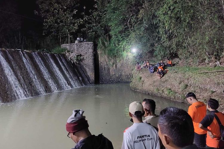 Lokasi penemuan mayat dalam keadaan tertelungkup ditemukan di Sungai Gaung Pleret, Tasikmadu, Kabupaten Karanganyar, Jawa Tengah, Sabtu (15/10/2022).