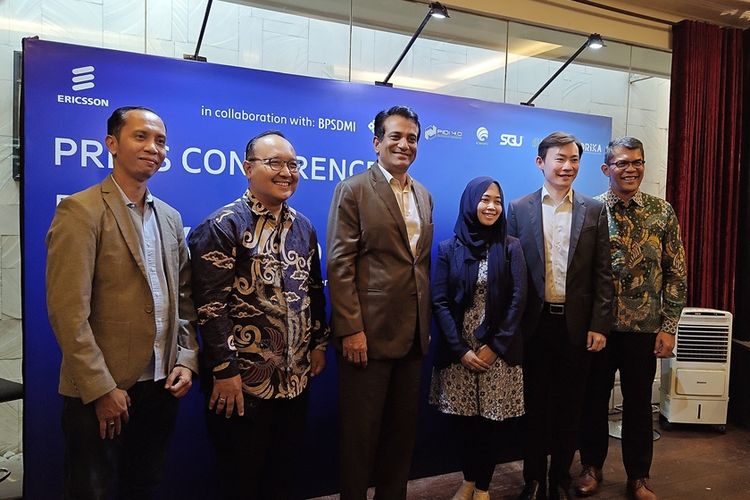 President Director Ericsson Indonesia, Krishna Patil (ketiga dari kiri) bersama perwakilan Komdigi, Dewan Transformasi Digital Industri Indonesia, hingga perwakilan McKinsey dalam pembukaan Ericsson Indonesia Hackaton 2024 di Jakarta Selatan, Rabu (23/10/2024)