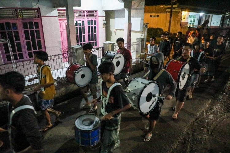 Tradisi membangunkan sahur di Kranjil, Kabupaten pekalongan, Jawa Tengah.