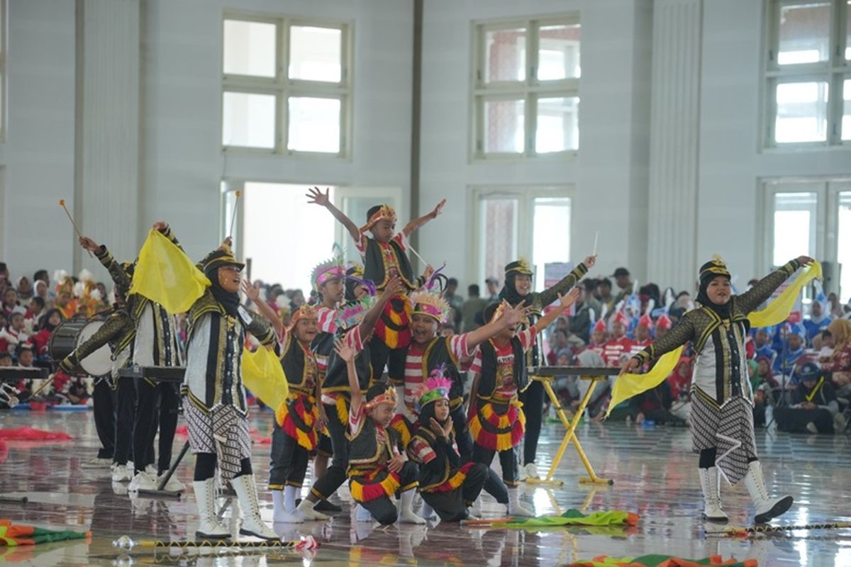 Ratusan siswa mengikuti lomba drumband tingkat Kabupaten Klaten di Grha Bung Karno (GBK), Klaten, Jawa Tengah (Jateng), Selasa (23/7/2024). 