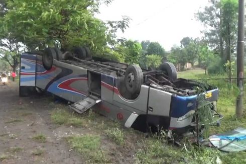 Tabrakan Karambol di Madiun, Bus Terbalik, 12 Orang Luka-luka