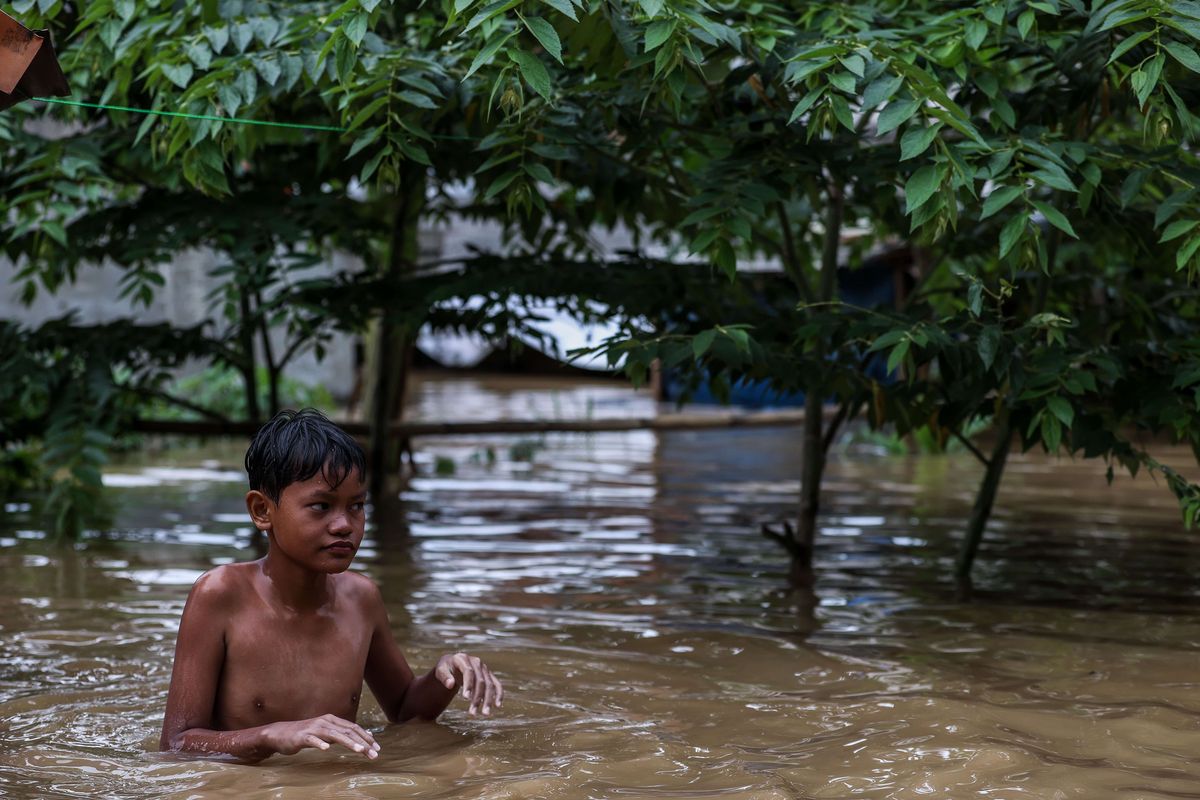 Banjir melanda pemukiman warga di Pejaten Timur, Pasar Minggu, Jakarta Selatan, Senin (8/2/2021). Banjir setinggi 30-150 cm yang melanda tiga RW di Pejaten Timur itu disebabkan oleh luapan air Sungai Ciliwung.