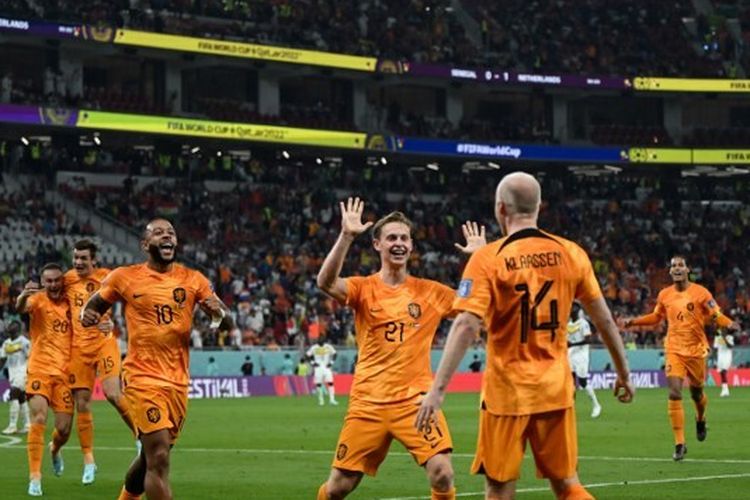 Gelandang Belanda Davy Klaassen (kanan) merayakan golnya ke gawang Senegal pada laga matchday pertama Grup A Piala Dunia 2022 di Stadion Al Thumama, Qatar, Senin (21/11/2022) malam WIB. Artikel ini berisi link live streamin Belanda vs Ekuador pada matchday kedua Grup A Piala Dunia 2022, Jumat (25/11/2022) malam WIB.