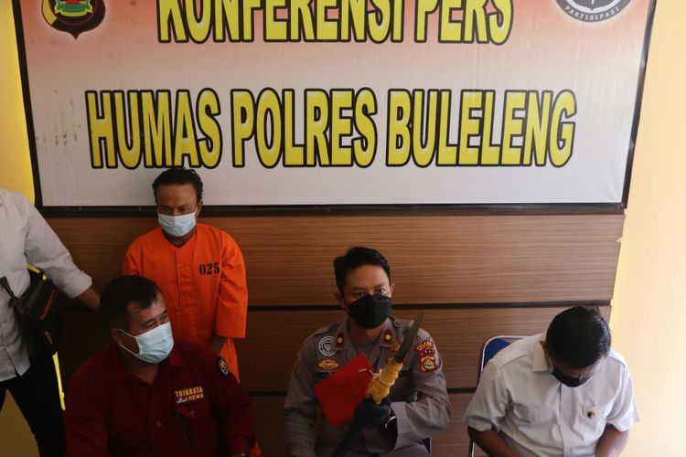 Polisi menunjukkan pelaku dan barang bukti sebilah tombak di Polres Buleleng. 