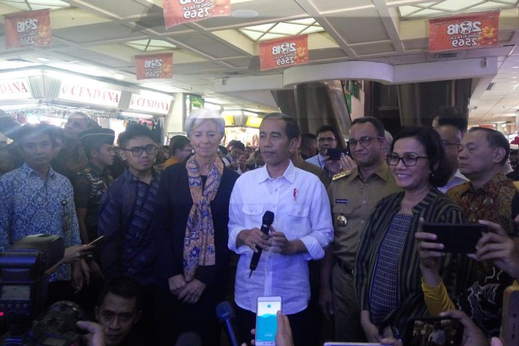 Presiden Joko Widodo saat di Pasar Blok A Tanah Abang, Jakarta Pusat, Senin (26/2/2018).