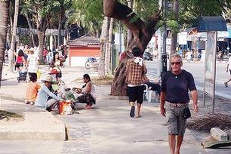 Jalan-jalan di pinggir pantai Pattaya.