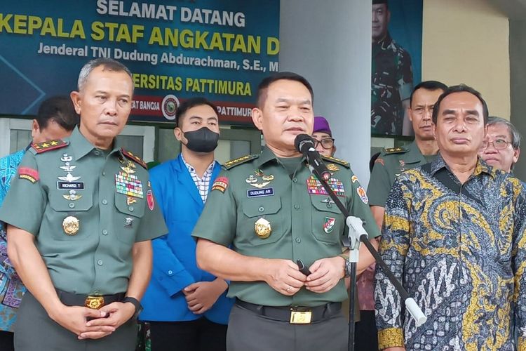 Kepala Staf TNI Angkatan Darat (KASAD) Jenderal TNI Dudung Abdurahman saat memberikan keternagan kepada wartawan di Universitas Pattimura Ambon, Rabu (13/4/2022)