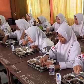 Launching Makan Bergizi Gratis Disambut Gembira Ribuan Siswa di Polman *** Local Caption *** Launching Makan Bergizi Gratis Disambut Gembira Ribuan Siswa di Polman