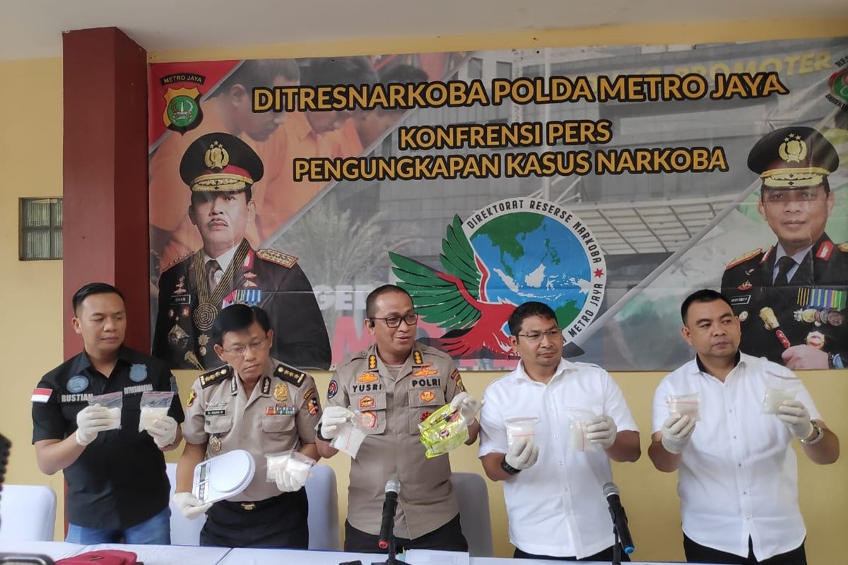 Kabid Humas Polda Metro Jaya Kombes Yusri Yunus (Tengah) bersama jajaran polisi di Rumah Sakit Polri Kramat Jati, Jakarta Timur, Rabu (4/12/2019), saat konferensi pers pengungkapan kasus peredaran narkoba di Jakarta.