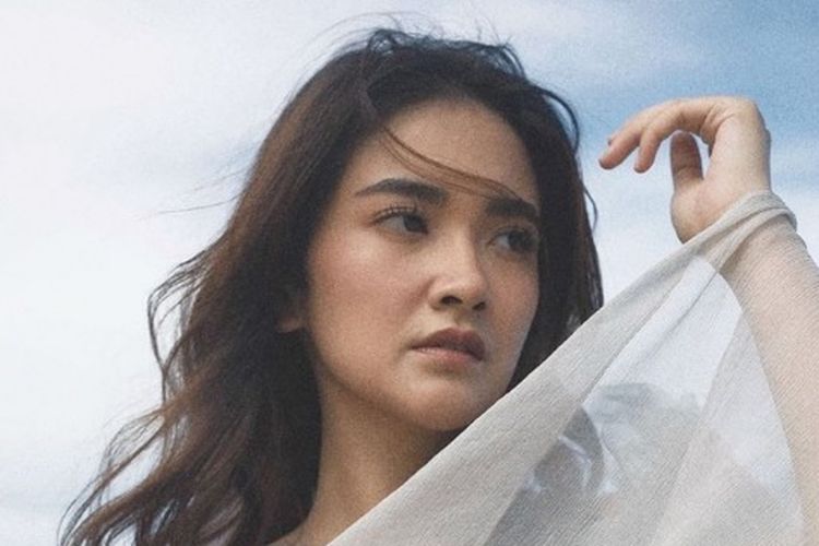 Artis peran Nadya Arina, bintang sinetron Ikatan Cinta.