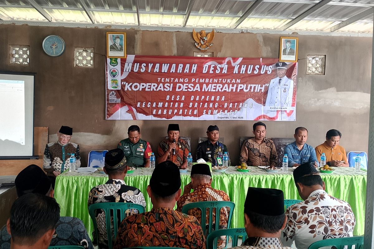 Suasana saat musyawarah desa khusus pembentukan Koperasi Desa Merah Putih di Desa Dapenda, Kecamatan Batang-Batang, Sumenep. 