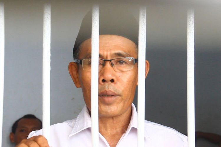 Kepala Desa Ranjok Basirudin (51) dipenjara lantaran demo bersama warganya menuntut pembangunan fasilitas umum di perumahan bersusidi  PT Lombok Royal Property. Basirudin menjalani sidang pertamanya di PN Mataram, Selasa siang (17/4/2018).