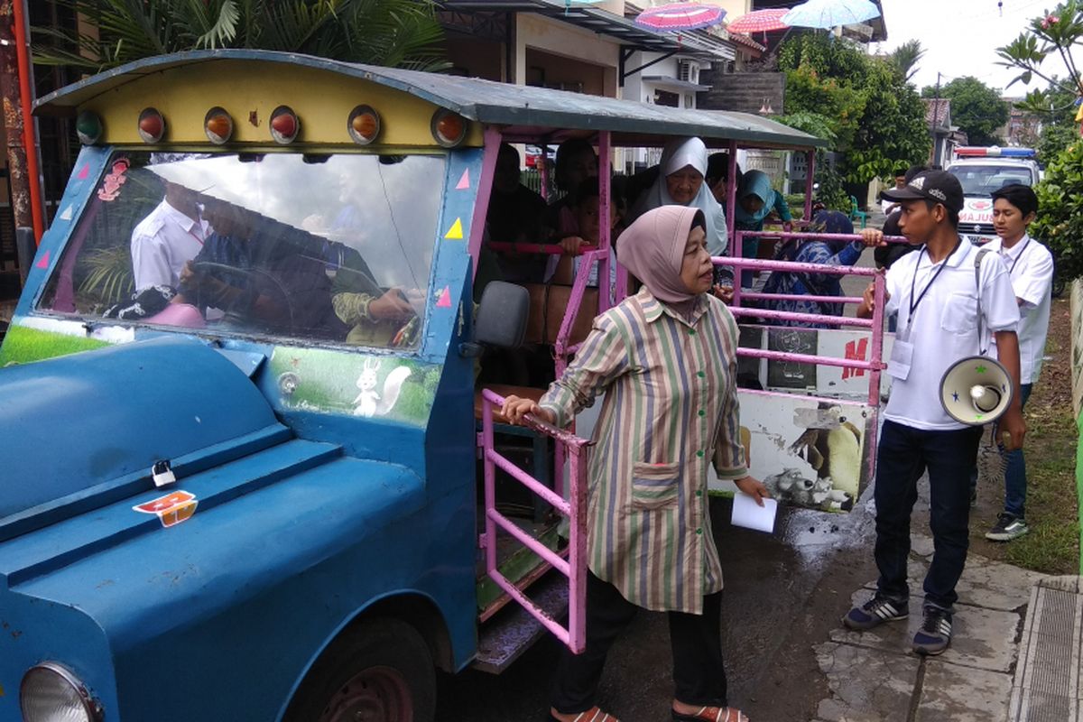 Mobil odong-odong berkeliling menjemput warga RW 03 menuju tempat pemungutan suara Zona TPS di Kelurahan Depok Jaya, Kecamatan Pancoran Mas, Kota Depok, Jawa Barat, Rabu (27/6/2018). Pelaksana Tempat Pemungutan Suara (TPS) RW 03 Kelurahan Depok Jaya, Kecamatan Pancoran Mas, Kota Depok, Jawa Barat meramaikan Pemilihan Kepala Daerah (Pilkada) Jawa Barat dengan konsep karnaval. 