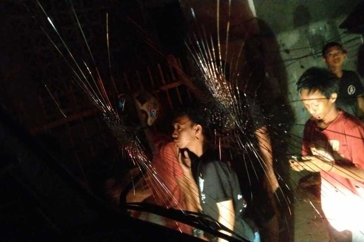 Kaca mobil operasional Damkar Makassar retak setelah dilempari warga saat prosesi pemadaman api di Jl Pongtiku Makassar, Sulsel, Rabu (18/10/2023) malam