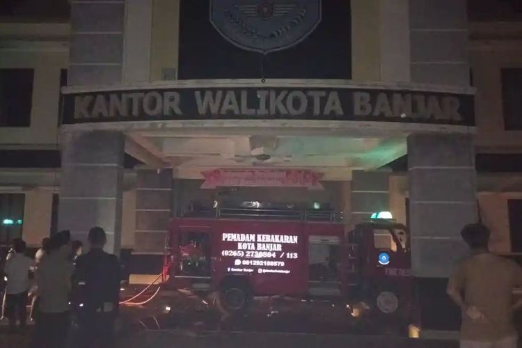 Diduga Korsleting, Kantor Wali Kota Banjar Jawa Barat Terbakar di Malam Hari
