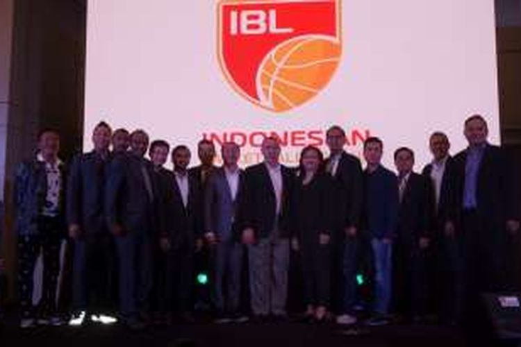 Direktur Indonesia Basketball League (IBL) Hasan Ghozali dan Ketua Umum Pengurus Pusat Persatuan Bola Basket Seluruh Indonesia (PP Perbasi) Danny Kosasih (tengah) berfoto bersama perwakilan tim peserta IBL musim 2017 seusai menjalani draft day pemain asing.